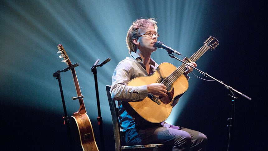 Fred Pellerin sur scène avec sa guitare