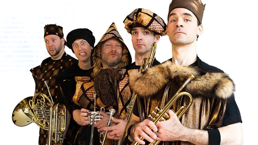 Photo des cinq musiciens en costumes d'époque