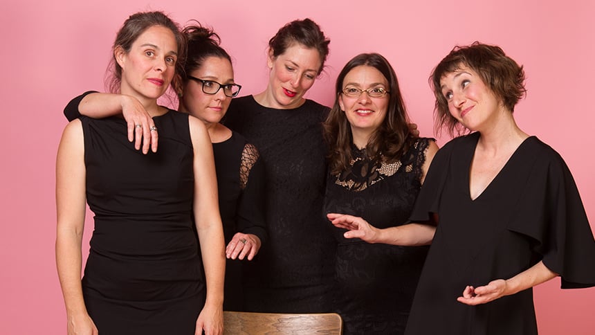 Les cinq chanteuses du groupe