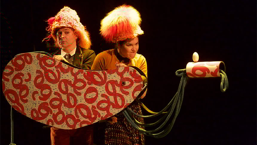 Deux personnages sur scène