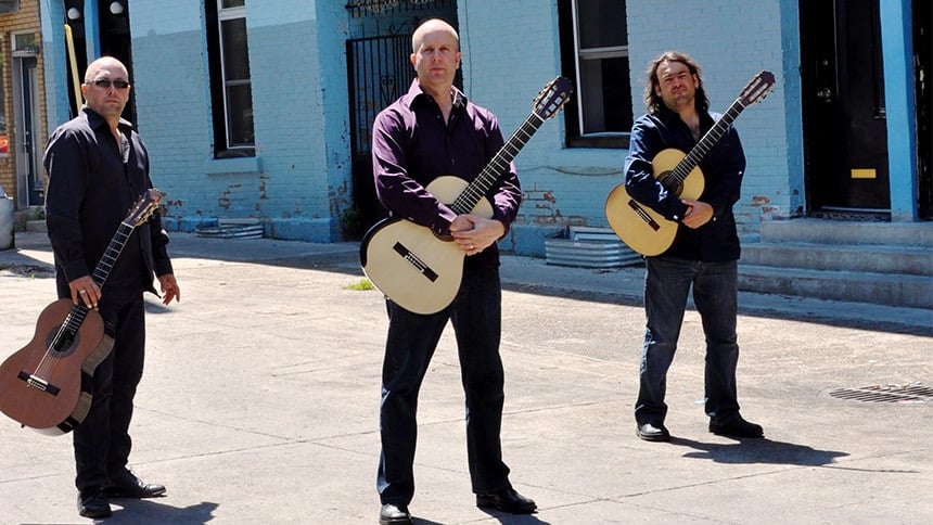 Trois guitaristes à l'extérieur