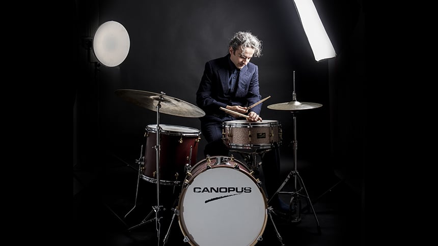 Simone Prattico assis à sa batterie