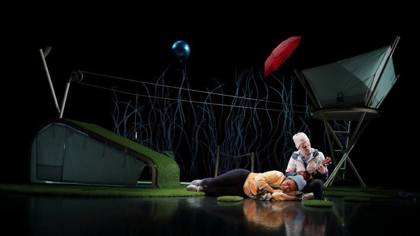 Une lune entre deux maisons