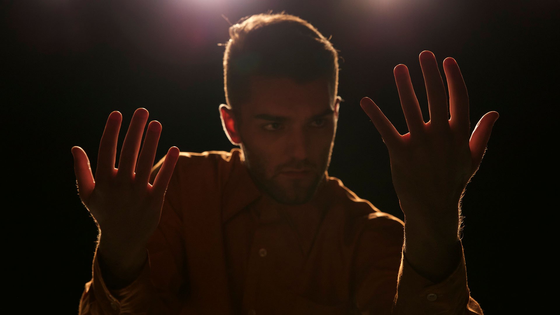 Le fils d'Adrien danse