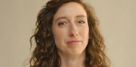 Deux femmes manipulant objets