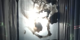 Deux personnes sur scène