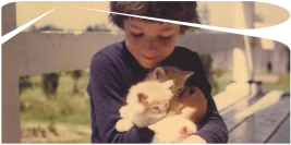 Enfant avec chatons sur les genoux