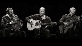 Photo des trois guitaristes sur scène