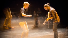 Photo d'un danseur accompagné d'un guitariste