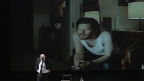 Gabriel Arcand sur scène et Thibault Vinçon projeté sur écran