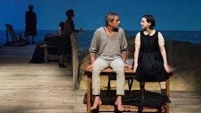Photo de deux personnages assis sur une table