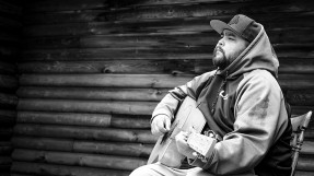 Matiu à la guitare en noir et blanc