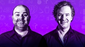 Portraits des deux humoristes sur fond violet