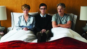Photo des trois interprètes dans un lit