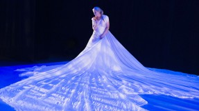 Photo de Margie Gillis dans une grande robe blanche