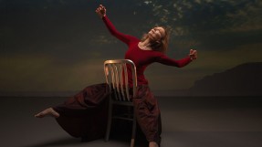 Photo de Paola Styron assise en équilibre sur une chaise