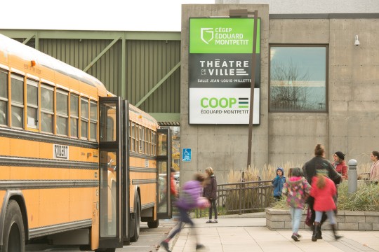 Théâtre de la Ville autobus scolaire devant entrée du Théâtre avec élèves