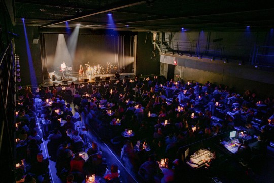 Théâtre de la Ville Salle Jean-Louis Millette formule cabaret avec foule vue en plongée