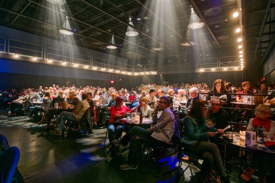 Théâtre de la Ville Salle Jean-Louis Millette formule cabaret avec foule