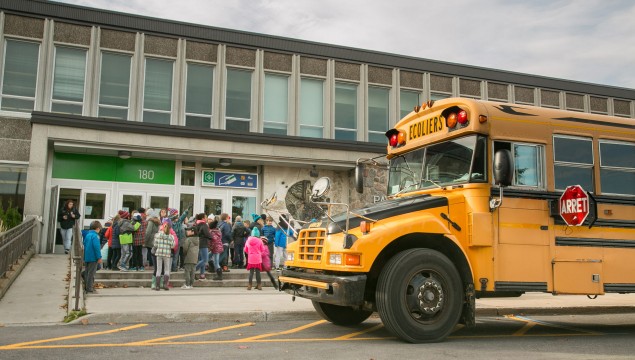 Théâtre de la Ville autobus scolaire devant entrée du Théâtre avec élèves