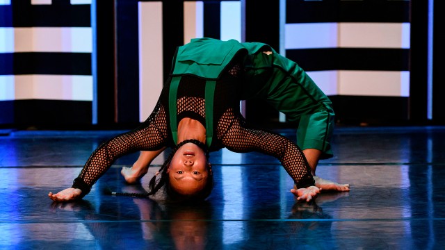 Photo de groupe des danseurs sur scène