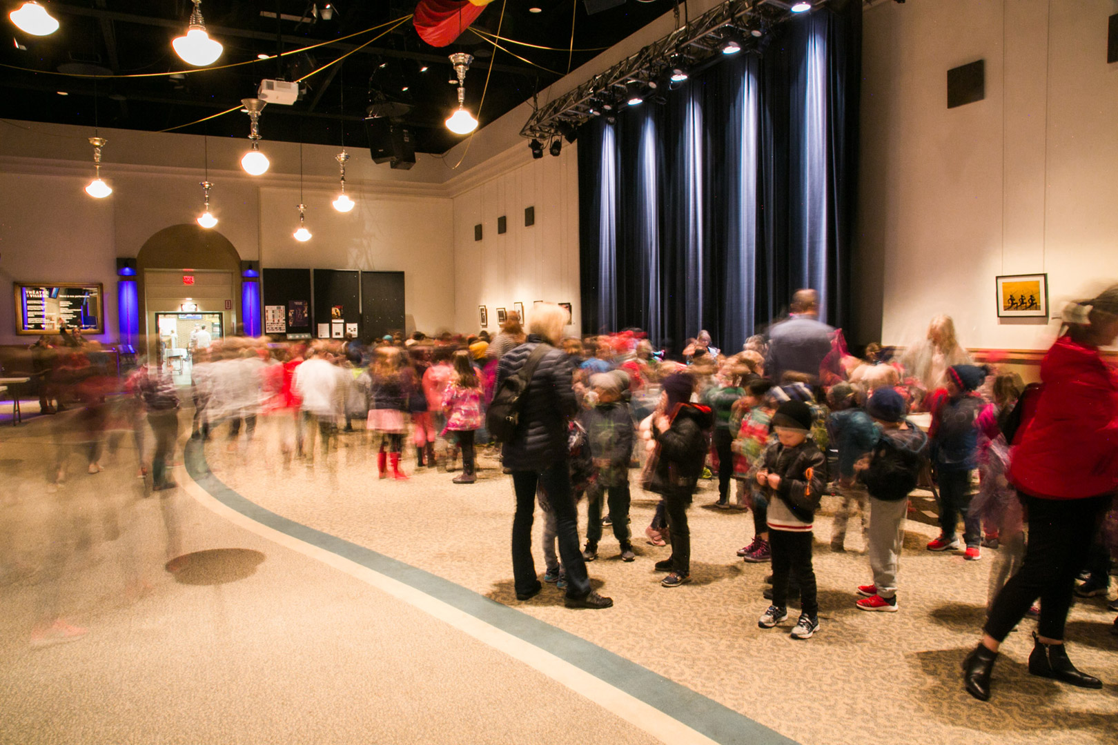 Théâtre de la Ville Accompagnateur avec élèves du primaire au cours d'une sortie scolaire