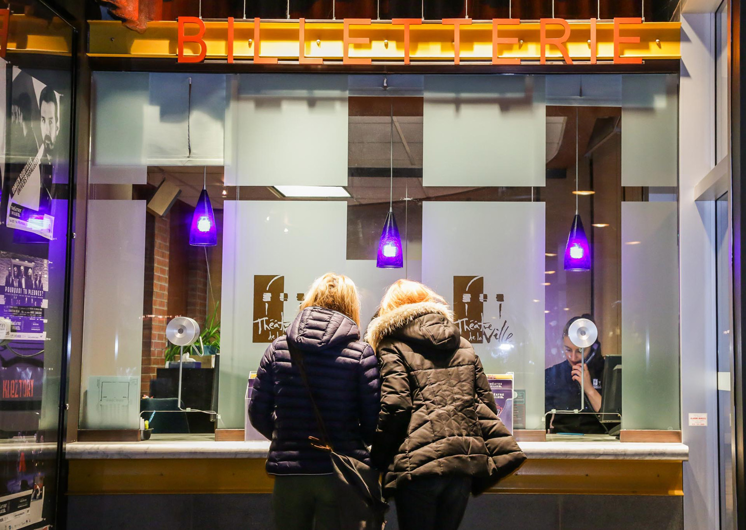 Deux clientes à la billetterie du Théâtre de la Ville