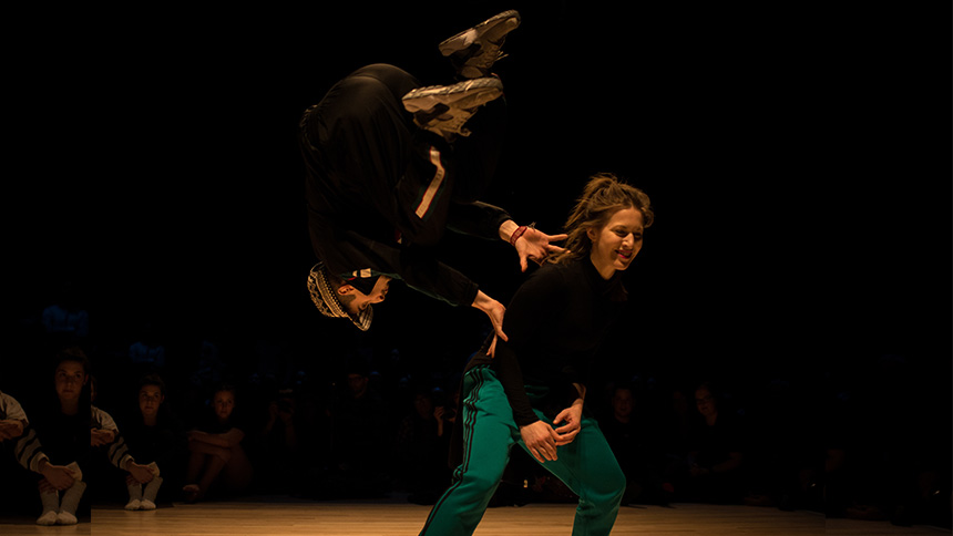 Deux danseurs urbains en actions