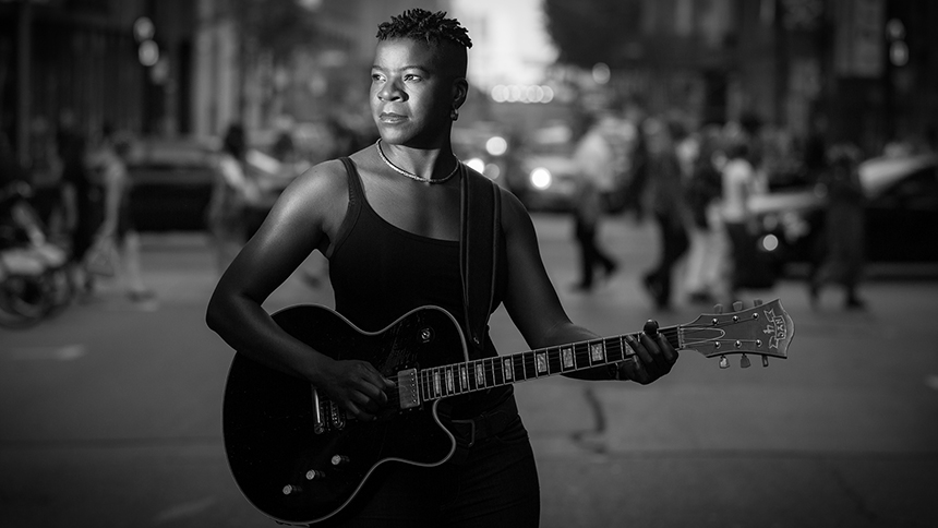 Cécile Doo-Guingé avec sa guitare