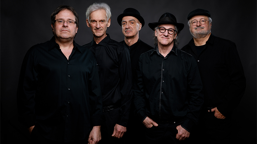 Photo des cinq membres du groupe