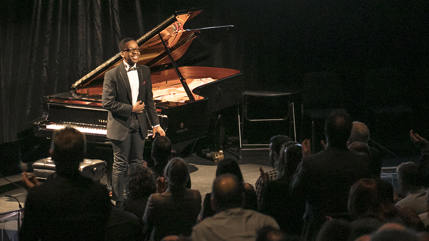 Daniel Clarke Bouchard fait un salut au public après un concert