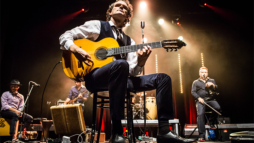 Photo de Jesse Cook à la guitare sur scène