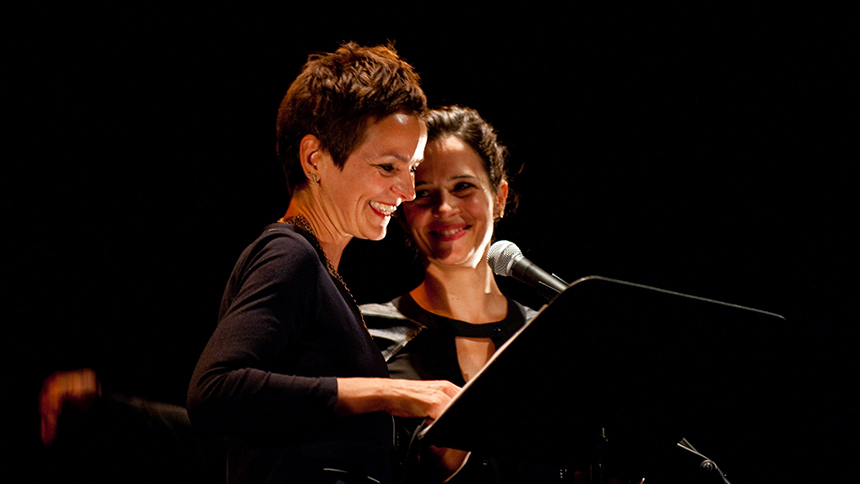Photo d'Anaïs Barbeau-Lavalette et Catherine De Léan devant un lutrin