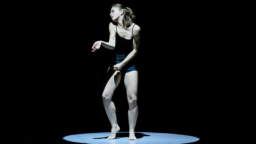 Danseuse seule sur scène