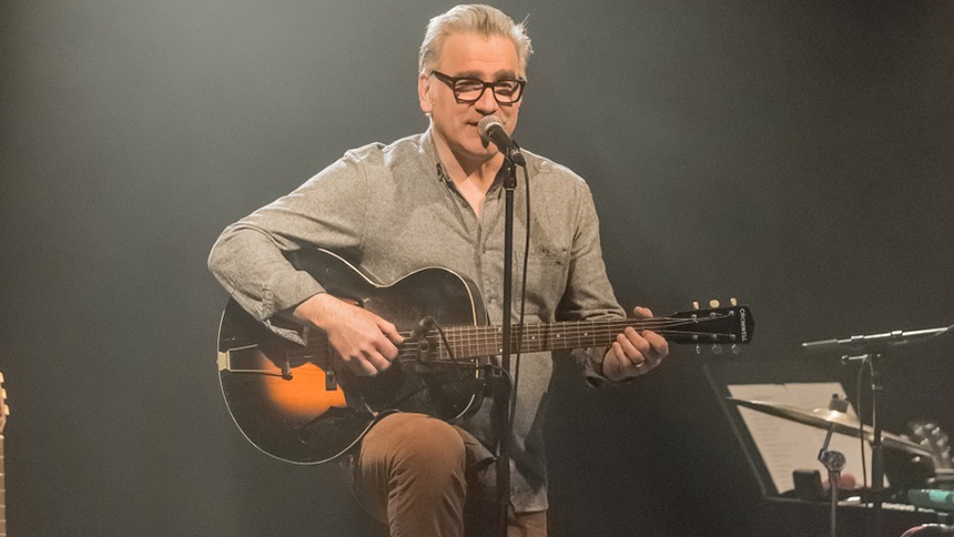 Stéphan Côté sur scène avec guitare